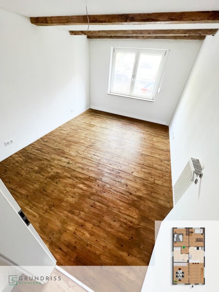Foto eines Zimmers mit Eichenparkett im Erdgeschoss, in der rechten unteren Ecke ein eingeblendeter Grundriss mit farblicher Hervorhebung des Raums.