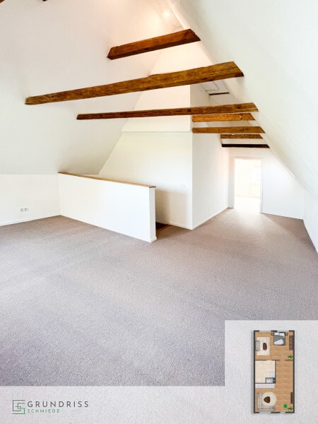 Ausgebauter Dachstuhl mit Gebälk und offener Tür zu einem weiteren Raum im Hintergrund, in der rechten unteren Ecke ein eingeblendeter Obergeschoss-Grundriss mit Markierung des Wohnzimmerbereichs.