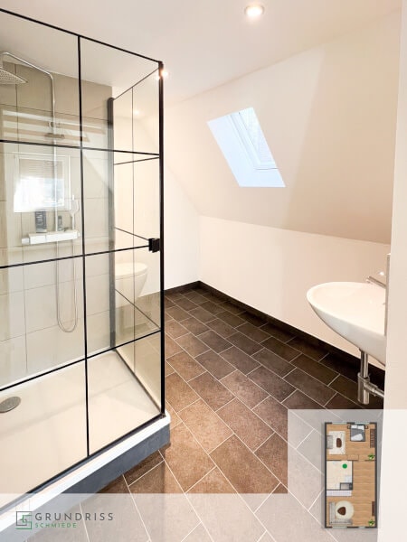 Foto eines hellen Badezimmers im Obergeschoss mit verglaster Dusche, in der rechten unteren Ecke ein eingeblendeter Grundriss mit markiertem Badezimmerbereich.
