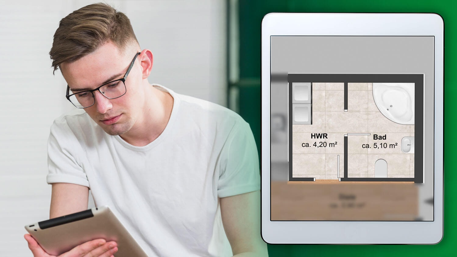 Ein Mann hält ein Tablet und betrachtet etwas darin, während rechts daneben ein über dem Bild schwebendes Tablet den Detailausschnitt von Badezimmer und Hauswirtschaftsraum eines modernen, bunten Grundrisses zeigt.
