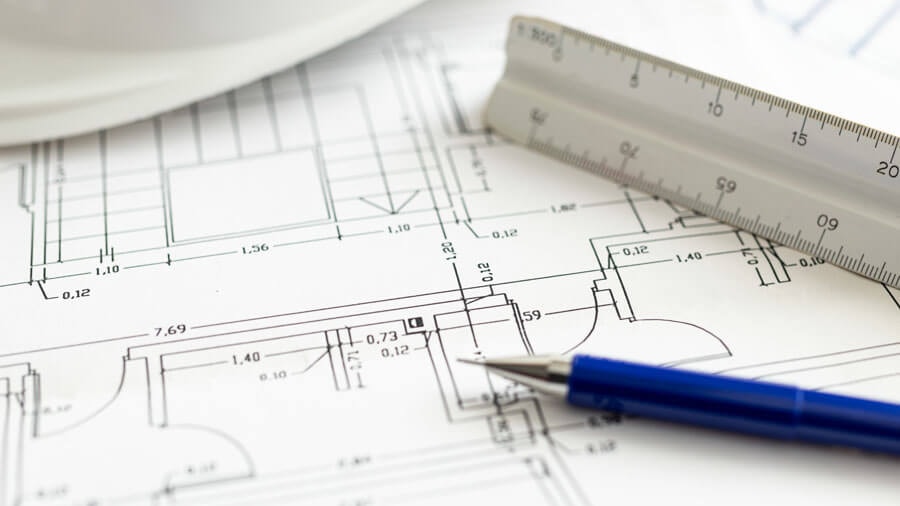 Nahaufnahme eines Grundrissdetails mit Bleistift und Dreiecklineal.