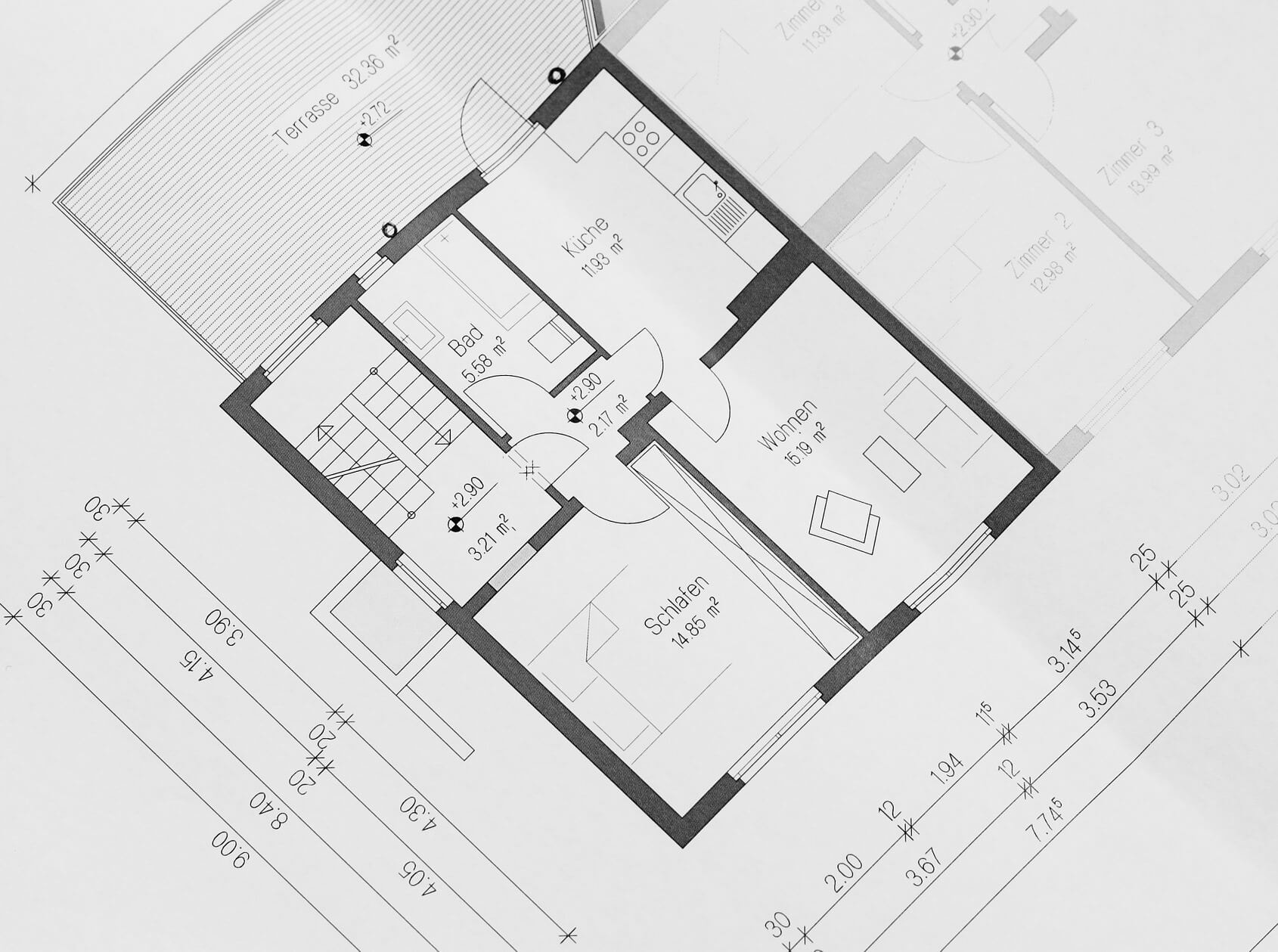 Nahansicht des bemaßten Grundrisses einer 2-Zimmerwohnung im Erdgeschoss eines Mehrfamilienhauses mit Treppe nach oben, Terrasse und Eingangsbereich.