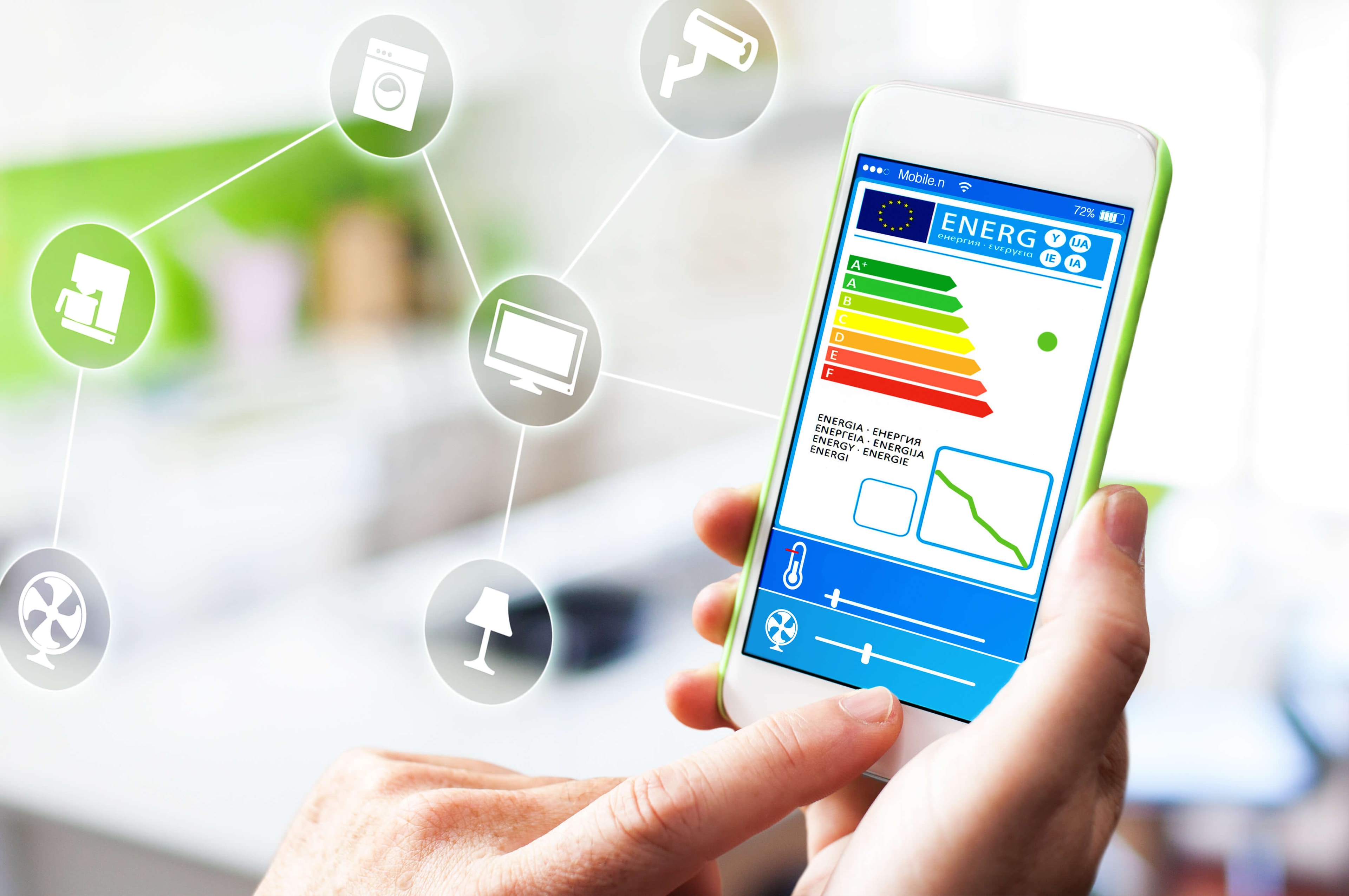 Eine Hand hält ein Handy hoch, auf dem eine App für den Energie-Ausweis zu sehen ist mit schematischen Icons in der Luft davor, die übliche Energieverbraucher symbolisieren, wie Fön, TV, Lampe, Waschmaschine und Ventilator.