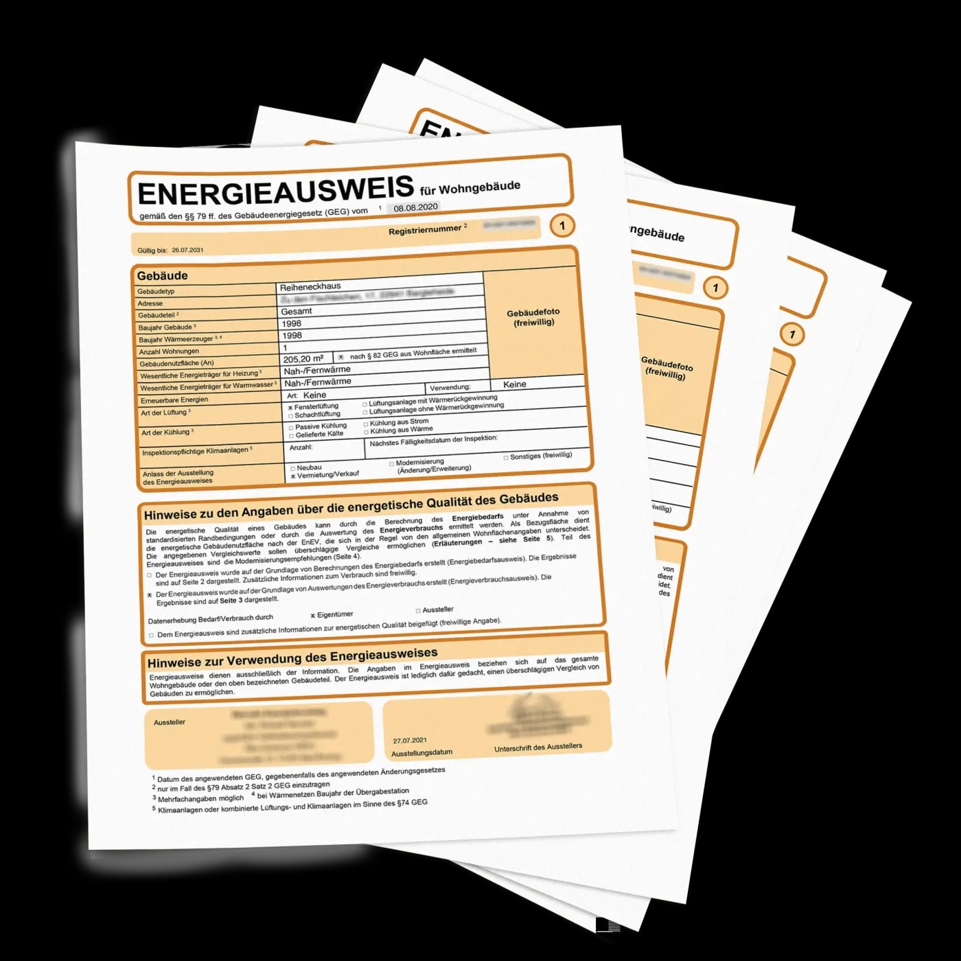 Ein Stapel mit Muster-Energieausweisen in Papierform - in Hellorange mit verpixelten Angaben.