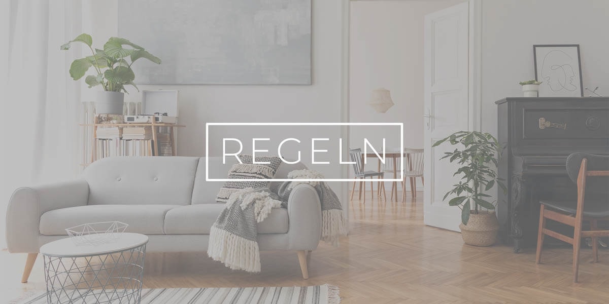 Blick in eine Stube mit hellem Sofa und Klavier auf der rechten Seite, mit einem Blässefilter und der Aufschrift 'Regeln'.