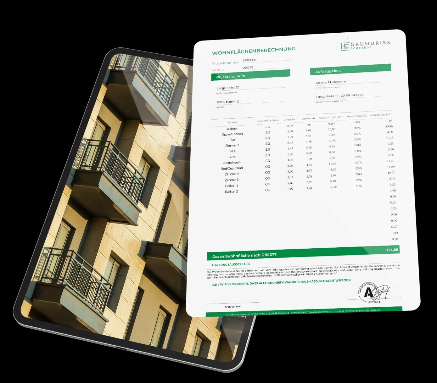 Eine tabellarische Wohnflächenberechnung der Grundriss-Schmiede liegt auf einem Tablet, dass schwarze Balkone an einer hellen RFeihenhausfassade zeigt.