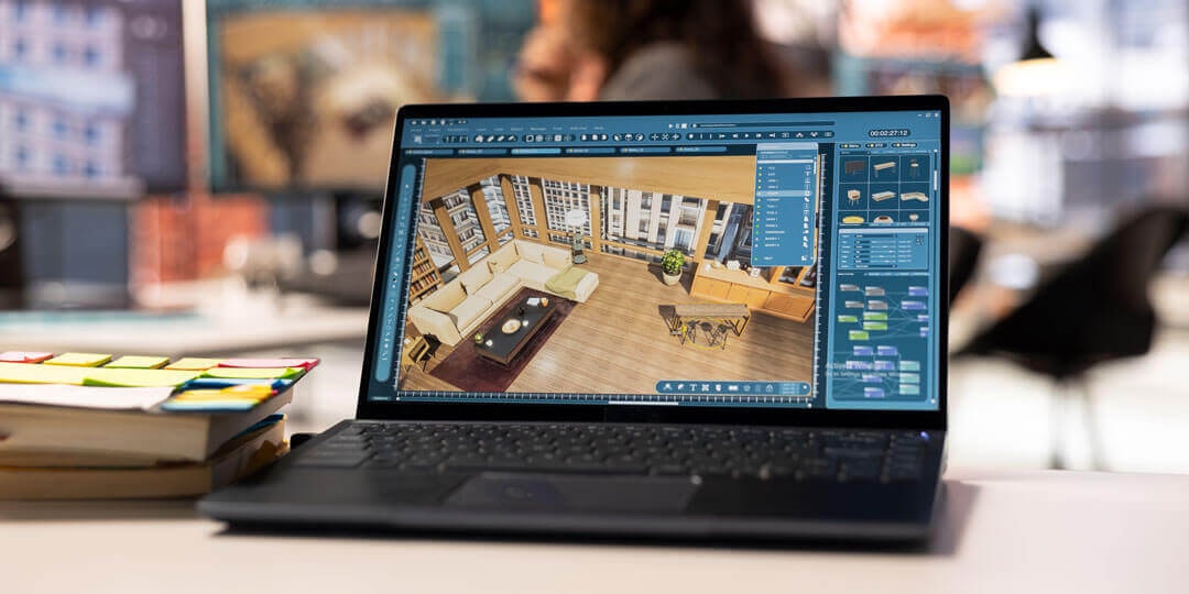 3D-Ansicht eines digital erstellten Wohnzimmers auf dem Bildschirm eines Laptops, das neben zwei gestapelten Büchern auf einem Schreibtisch steht, mit einem Bürokontext im Hintergrund.