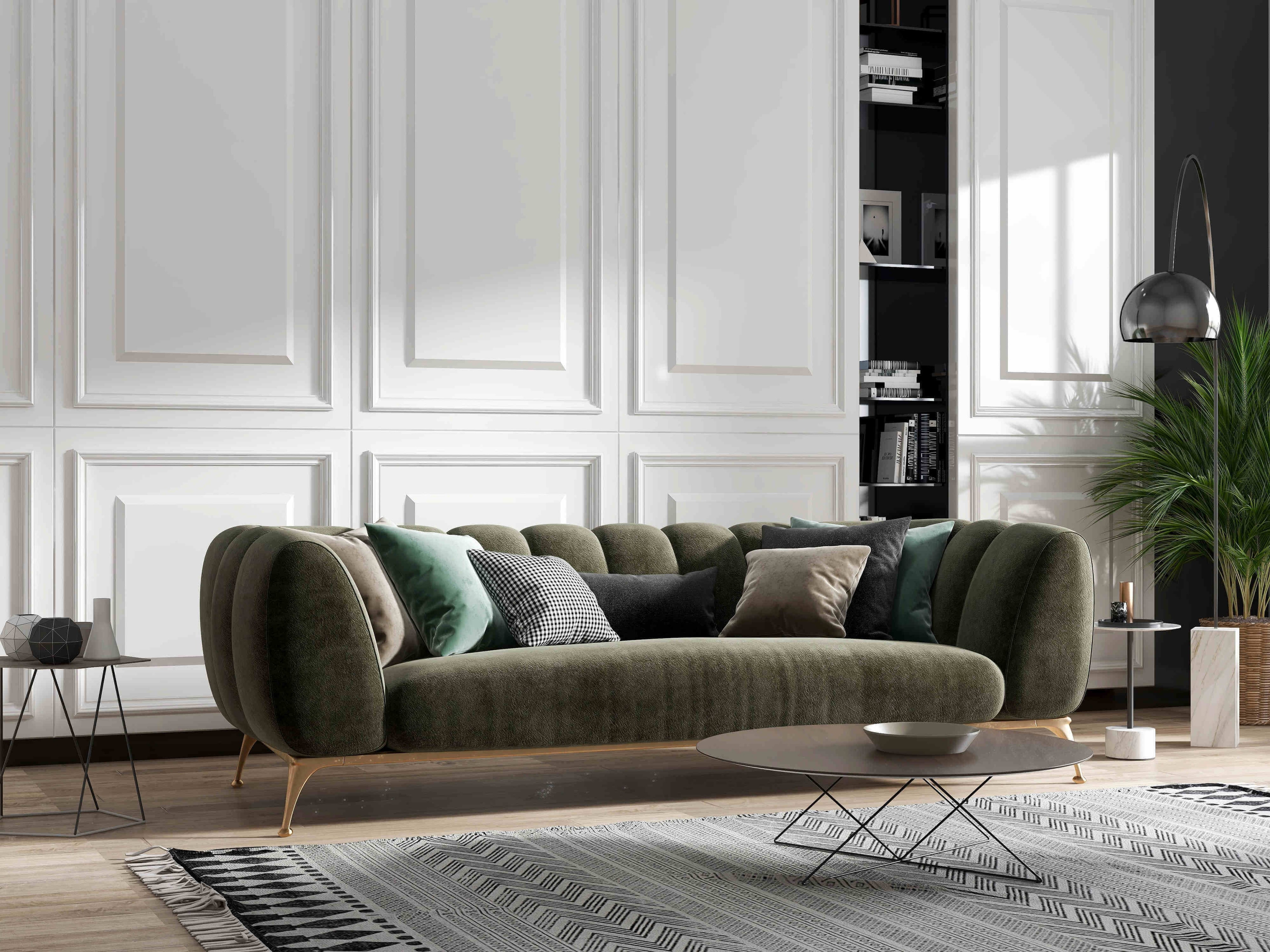 Foto einer Couch mit Couchtisch und Beistelltisch vor einer weißen Wandtvertäfelung.