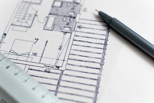 Close-Up eines Grundrisses mit Stift und Lineal.