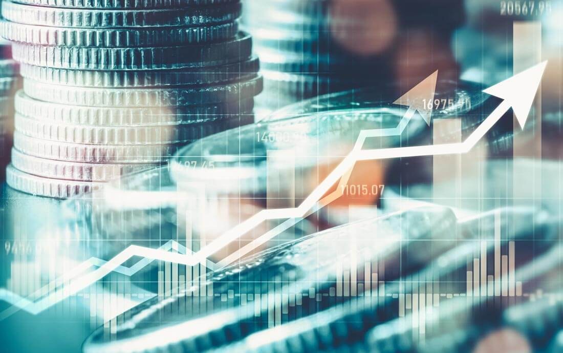 Abstrakte digitale Darstellung mit leuchtenden Diagrammlinien, Münzen und Datenpunkten auf dunklem Hintergrund als Symbol für Kapitalanlage und Technologie.