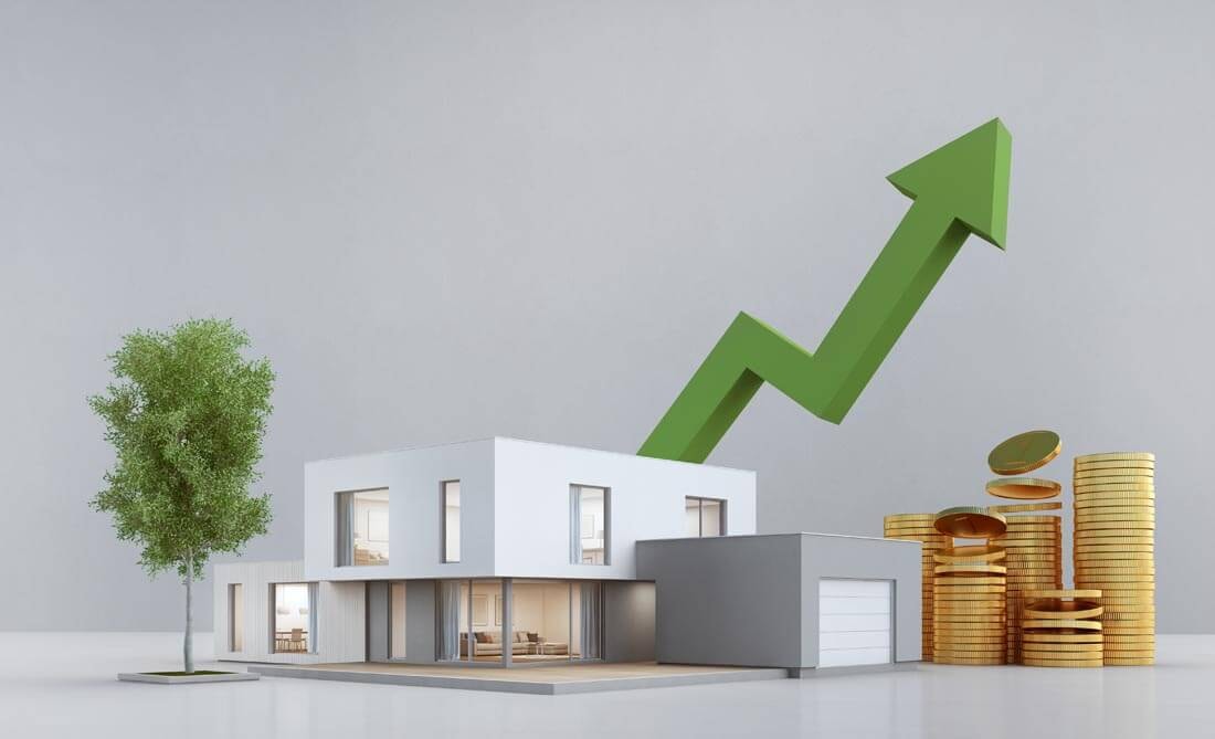 Stilisierte 3-D Infografik mit einem Flachdach-Haus aus dem ein gezackter, grüner Pfeil steil nach oben zeigt, einem Baum links und einem Stapel Münzen rechts daneben.